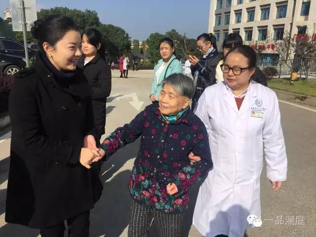 一品澜庭老总看望老年人